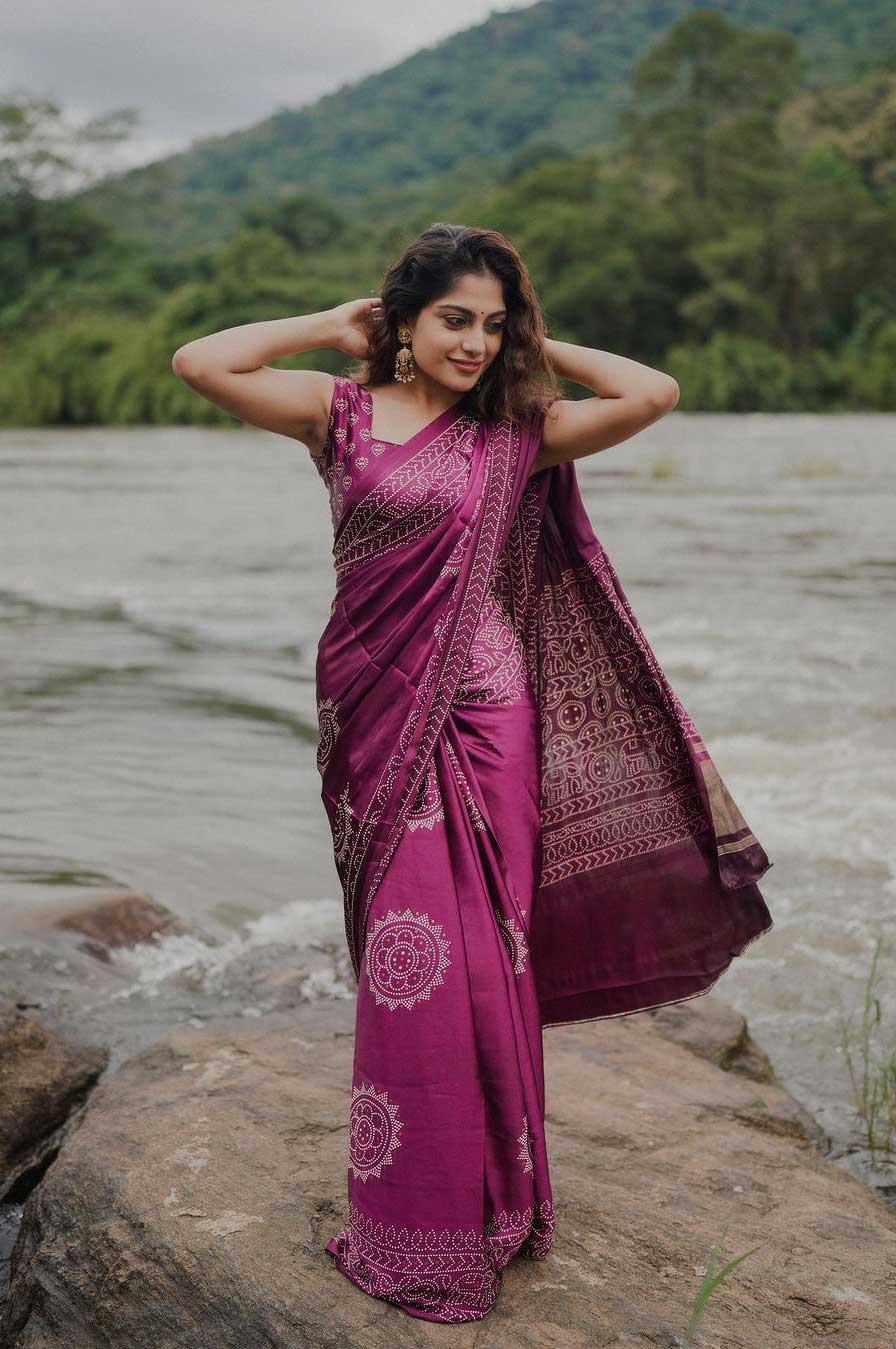 Indian Beautiful young girl in Traditional Saree posing outdoors Stock  Photo - Alamy